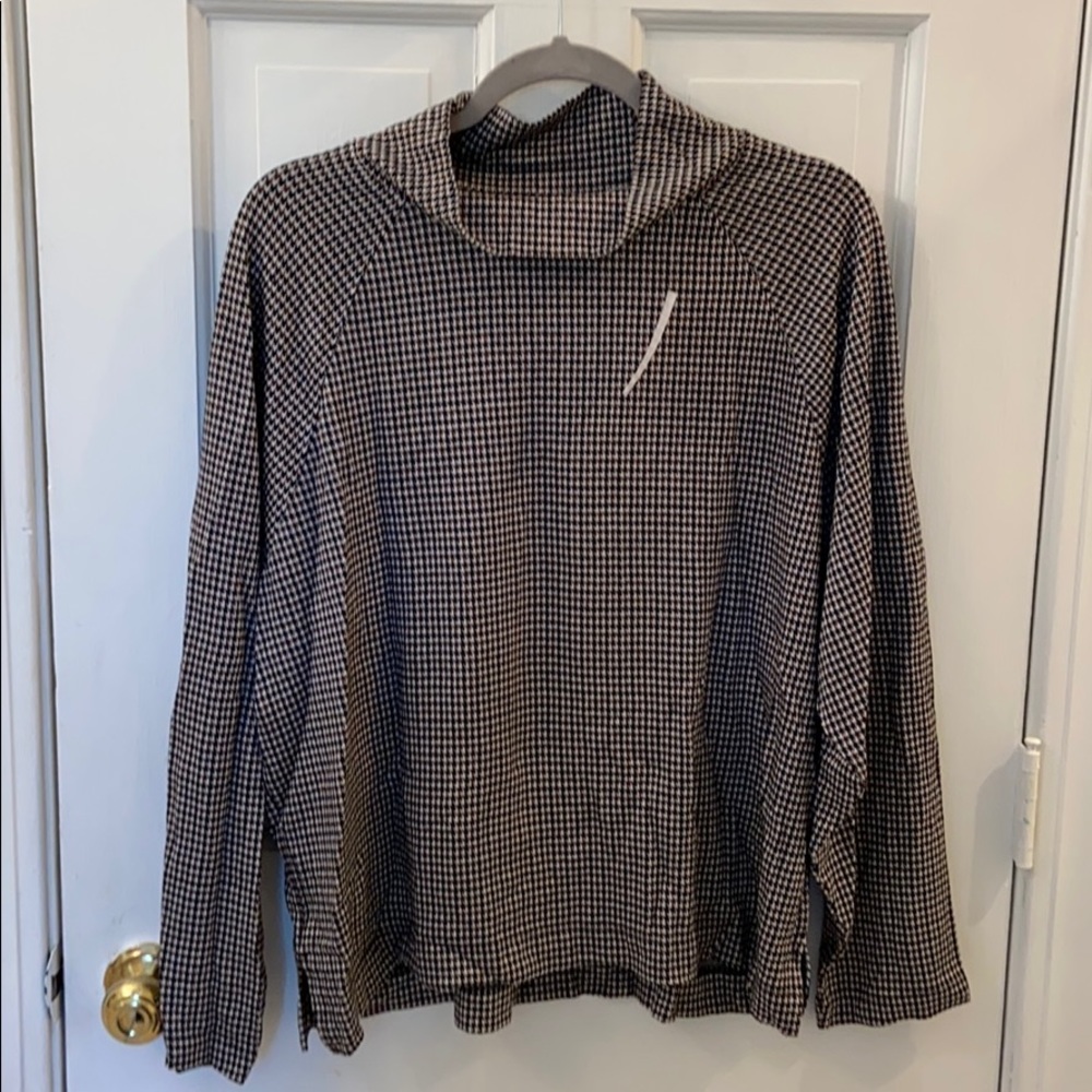 Cozy slinky Lou & Grey Houndstooth top. NBW